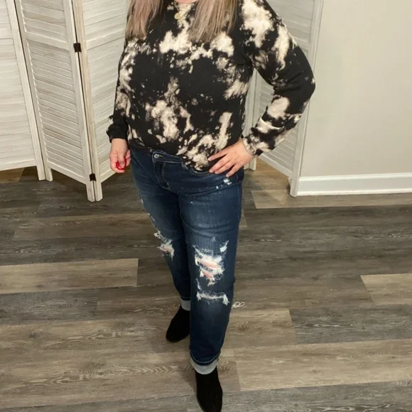 Judy Blue Distressed Bleach Splatter Boyfriend Jeans - Picture 4 of 9